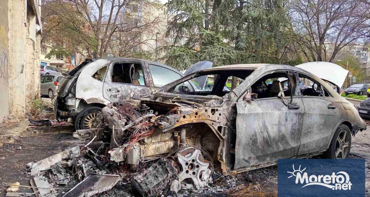 Две леки коли са напълно унощожени а трета е със