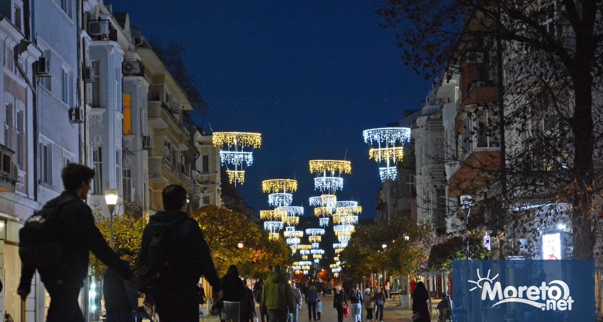 Светлините на коледната украса бяха официално запалени в централната част