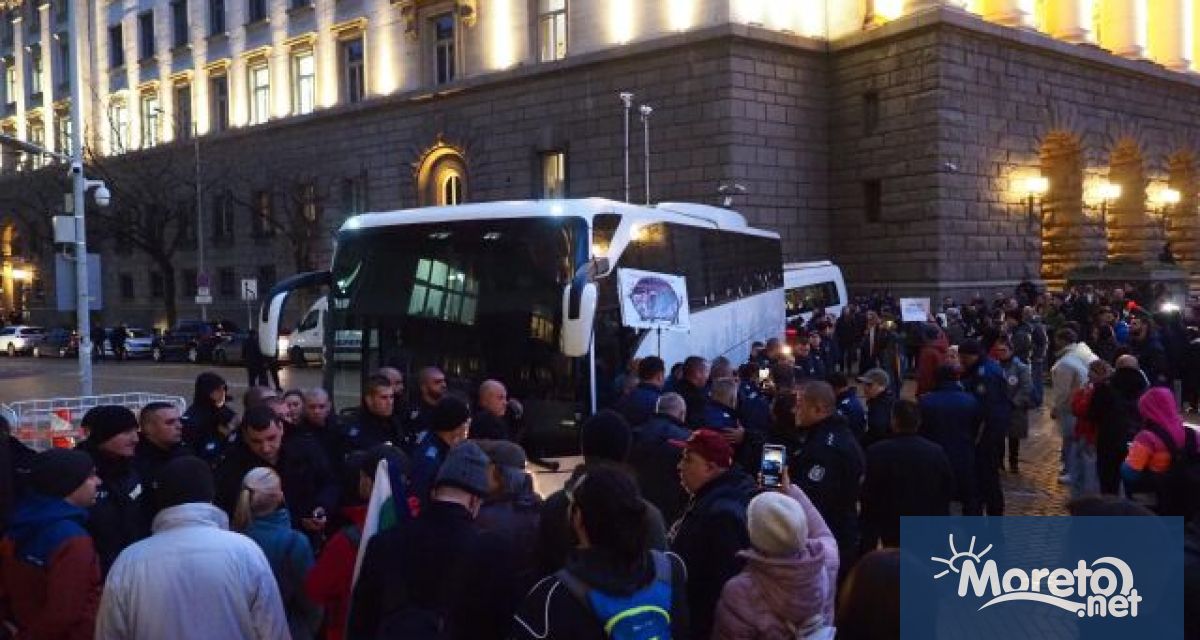 Протестиращи срещу приемането на бюджета блокираха движението при Триъгълника на