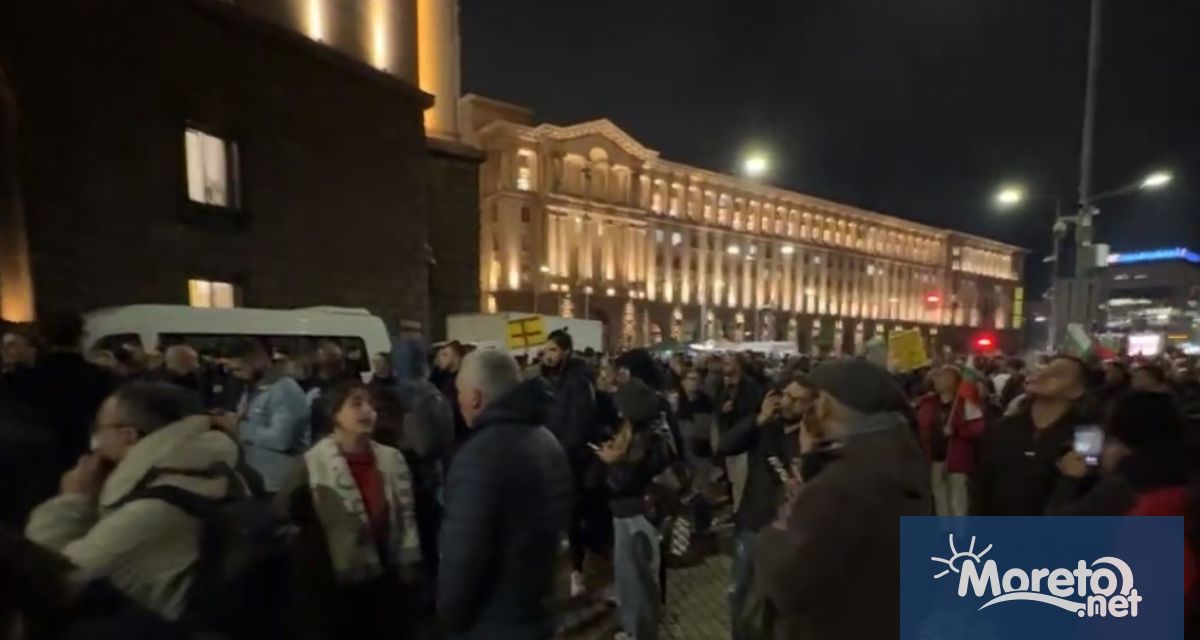 Хиляди хора излязоха снощи на площад Независимост в София на