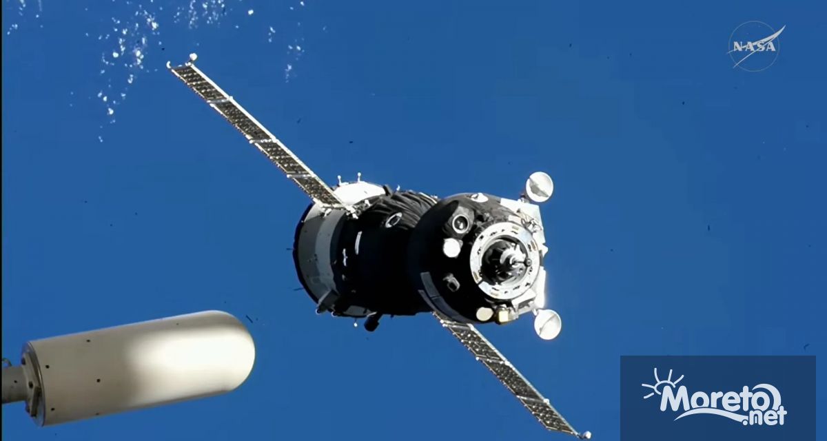 Руският космически кораб Союз с двама космонавти и астронавт на