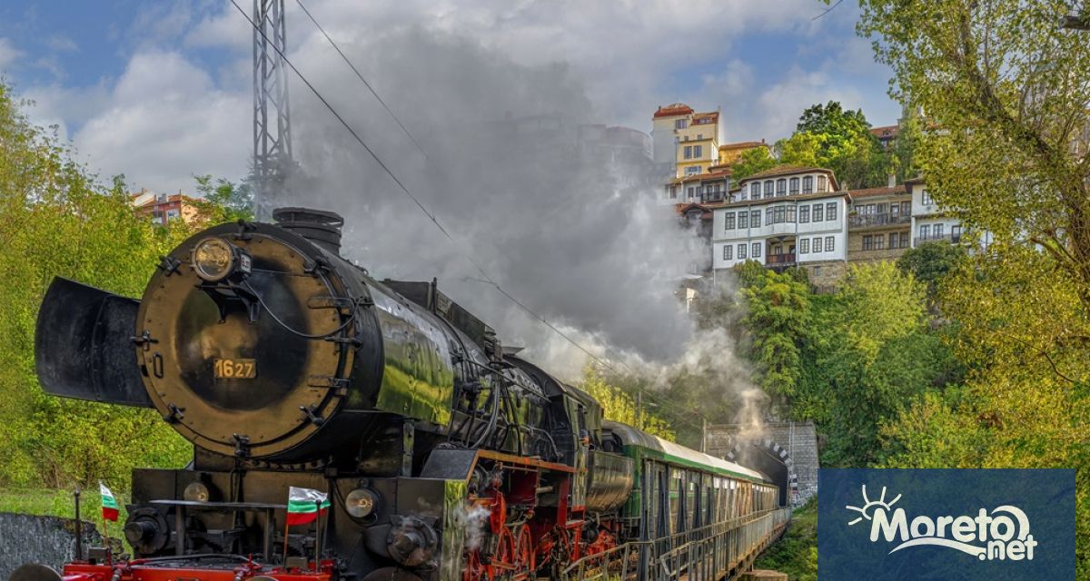 С поредица от празнични пътувания на влакове с парен локомотив