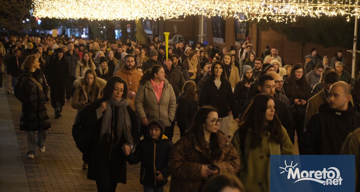 Хиляди варненци протестират в този час пред Областна управа срещу