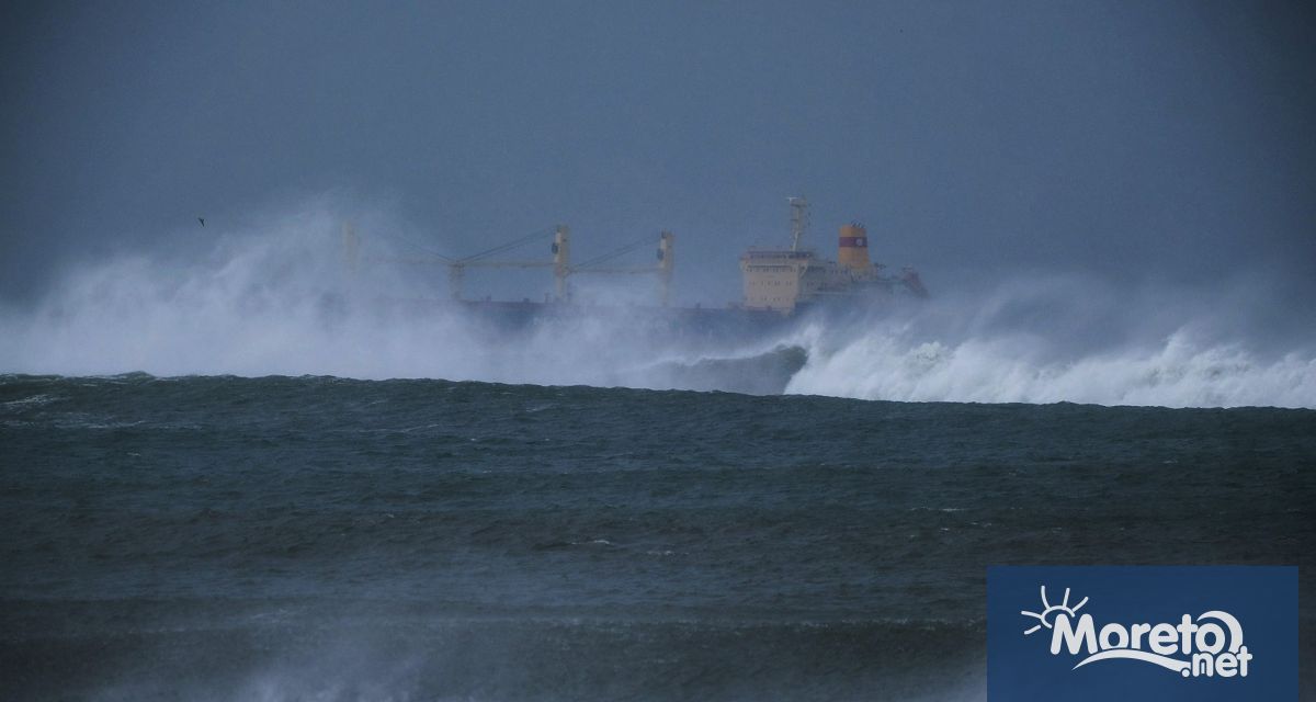 Поразеният от дронове петролен танкерът Kairos който вчера навлезе в
