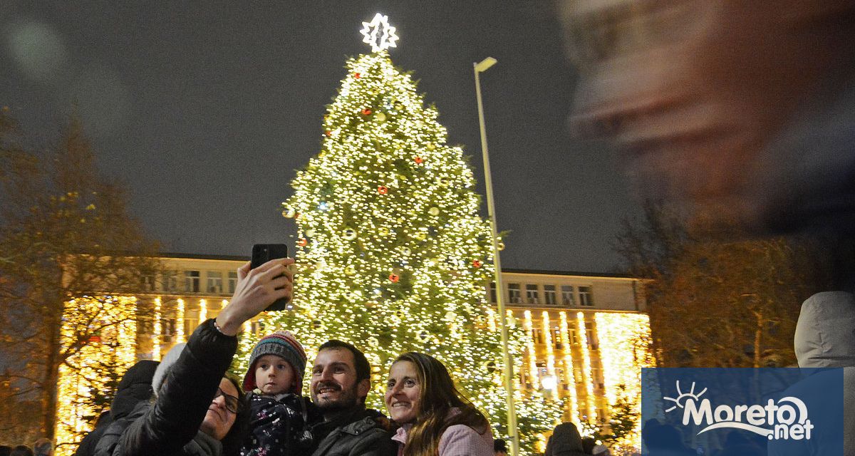 Светлините на коледната елха на площад Независимост във Варна отново