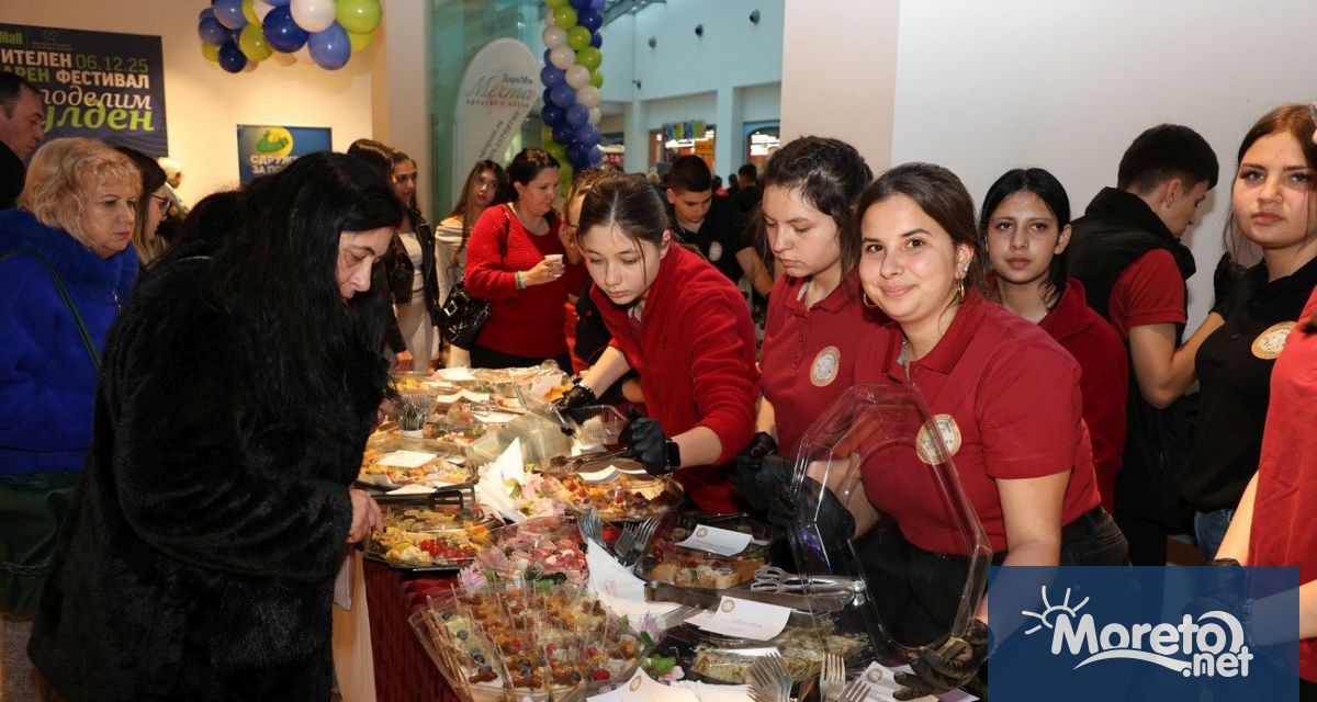 Празнично множество изпълни пространствата на Grand Mall където се разположиха