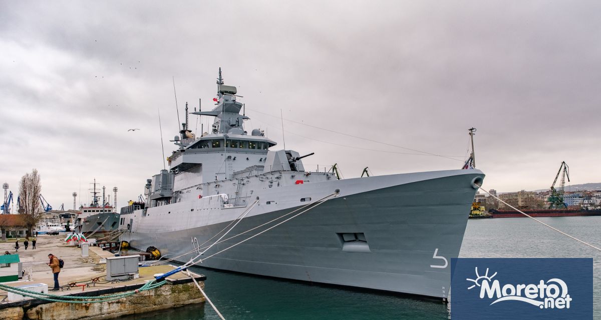 Тържествен военен ритуал по издигането на българския военноморски флаг на