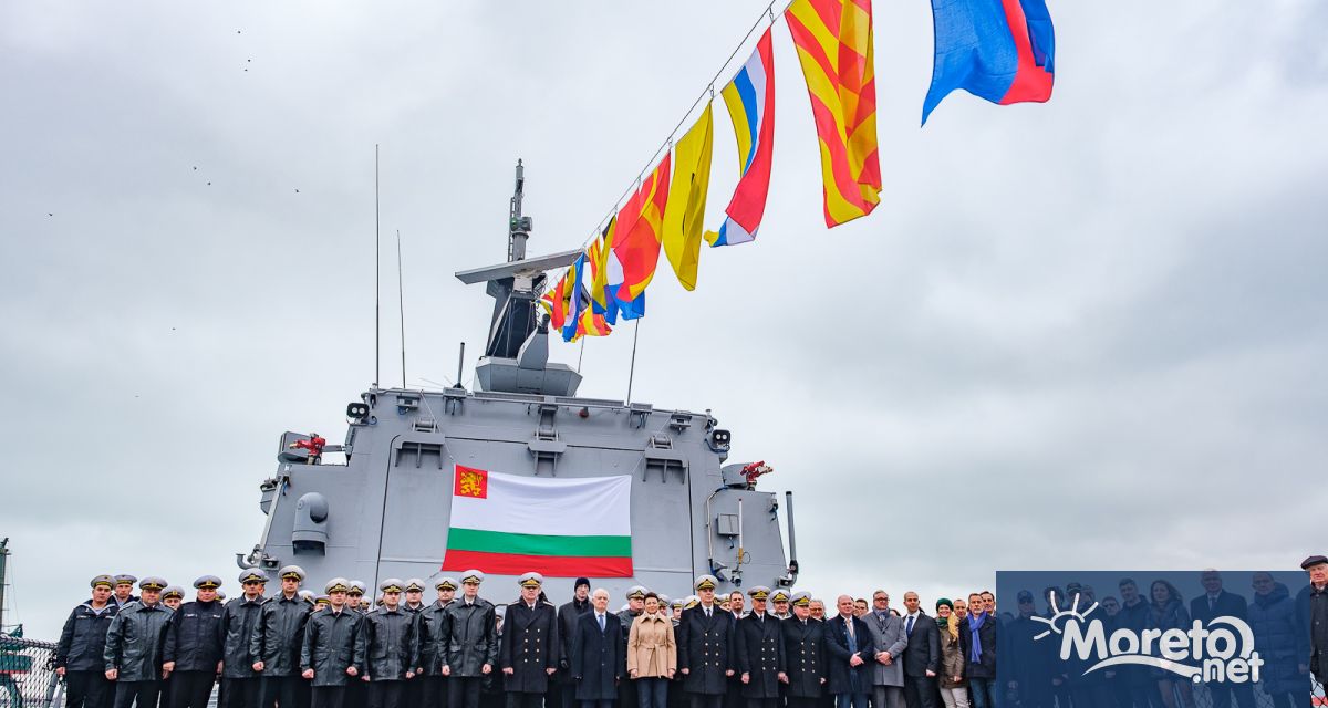 Тържествен военен ритуал по издигането на българския военноморски флаг на