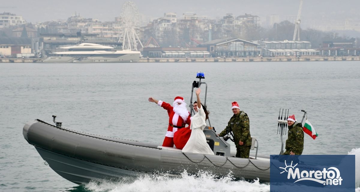 Дядо Коледа и Снежанка пристигнаха във Военноморска база във Варна