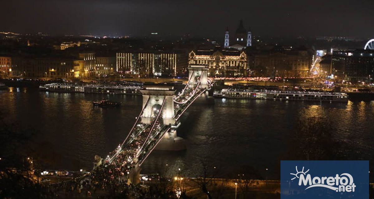 Десетки хиляди души излязоха по улиците на Будапеща в събота