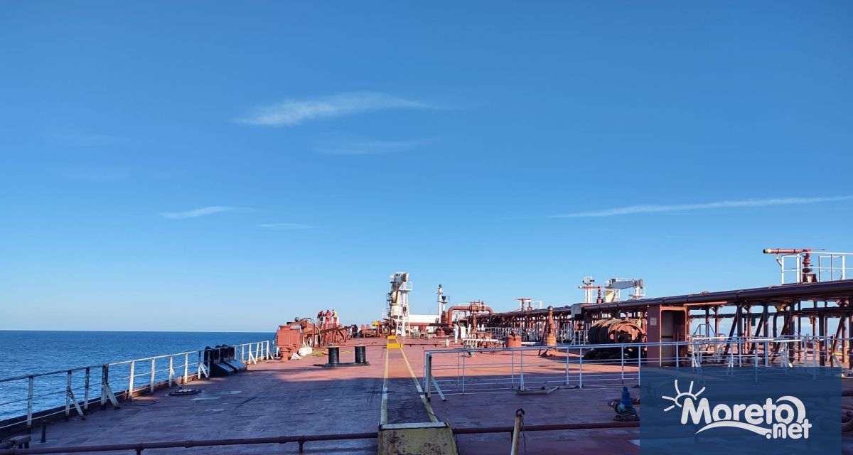 В понеделник сутринта ще започне изтеглянето на танкера Кайрос до