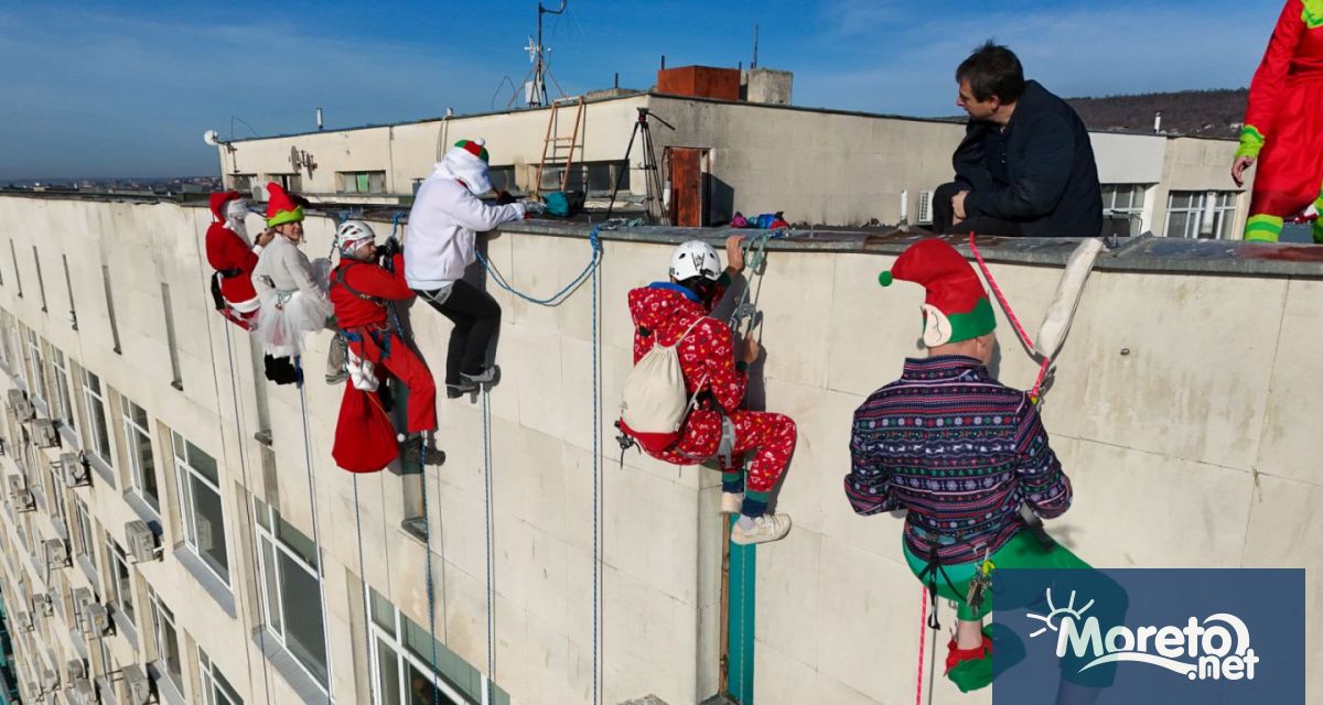 По нетрадиционен начин Дядо Коледа донесе подаръци на най малките