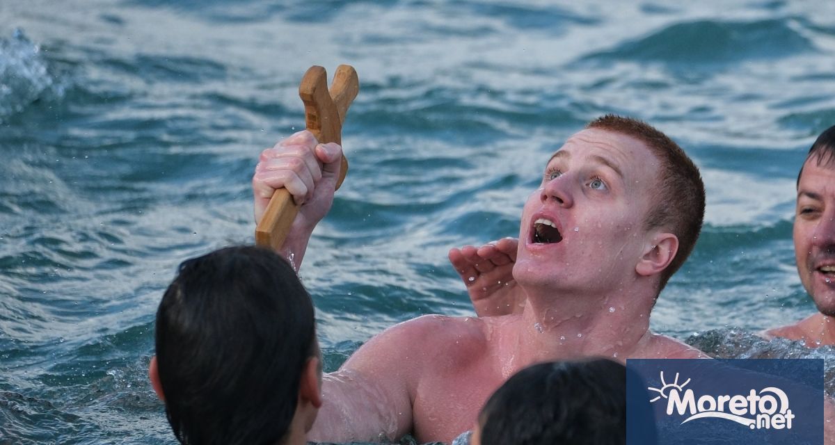 17 годишният Георги Венов от Враца извади богоявленския кръст от