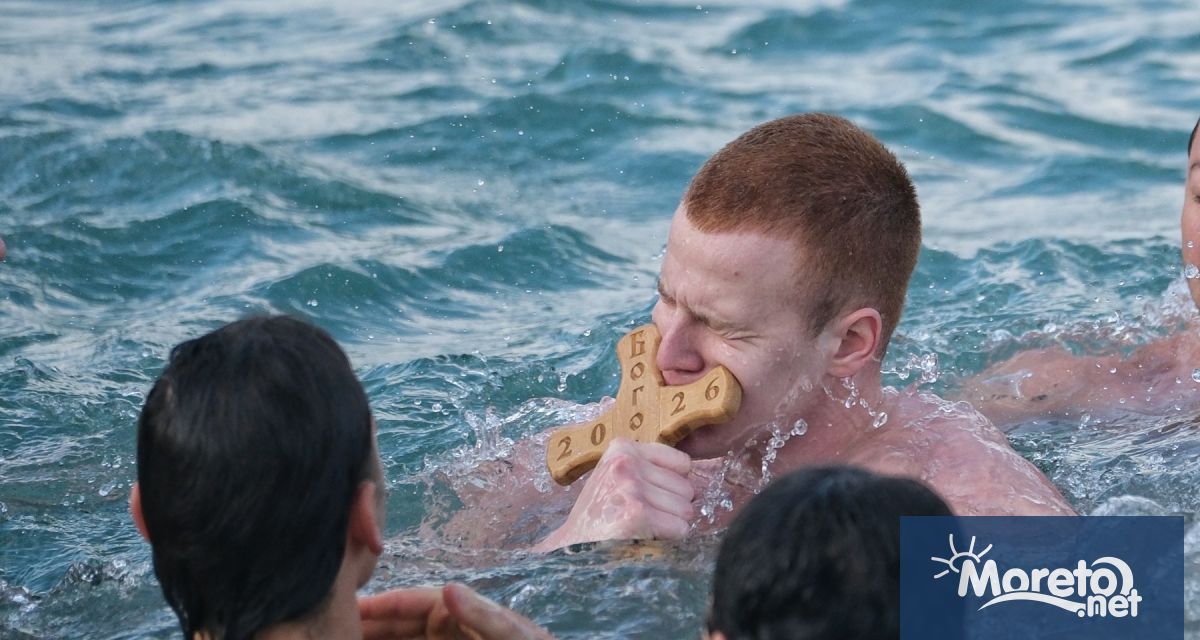 17 годишният Георги Венов от Враца извади богоявленския кръст от