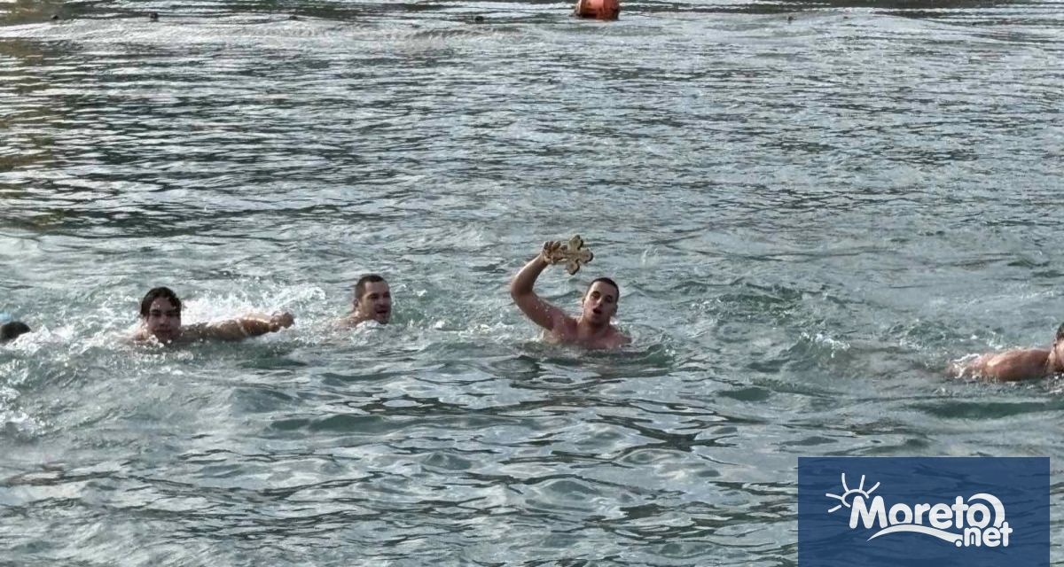 19 годишният студент от Бургас Иван Кошничаров извади богоявленския кръст