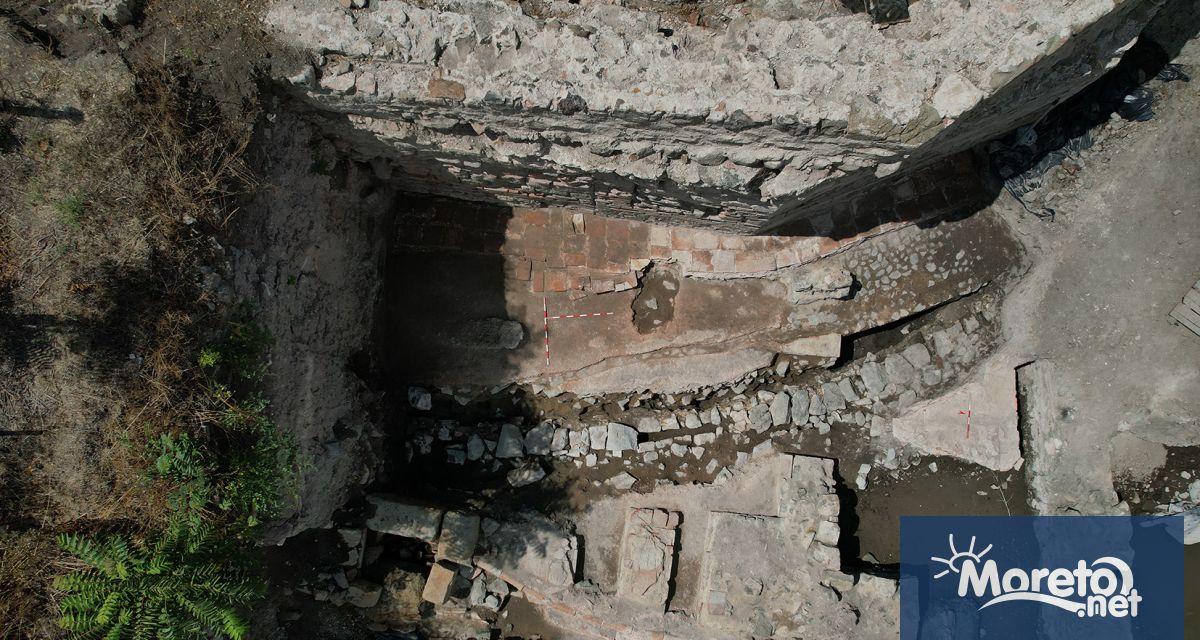 Римски мраморен басейн антични и средновековни монети и редки печати