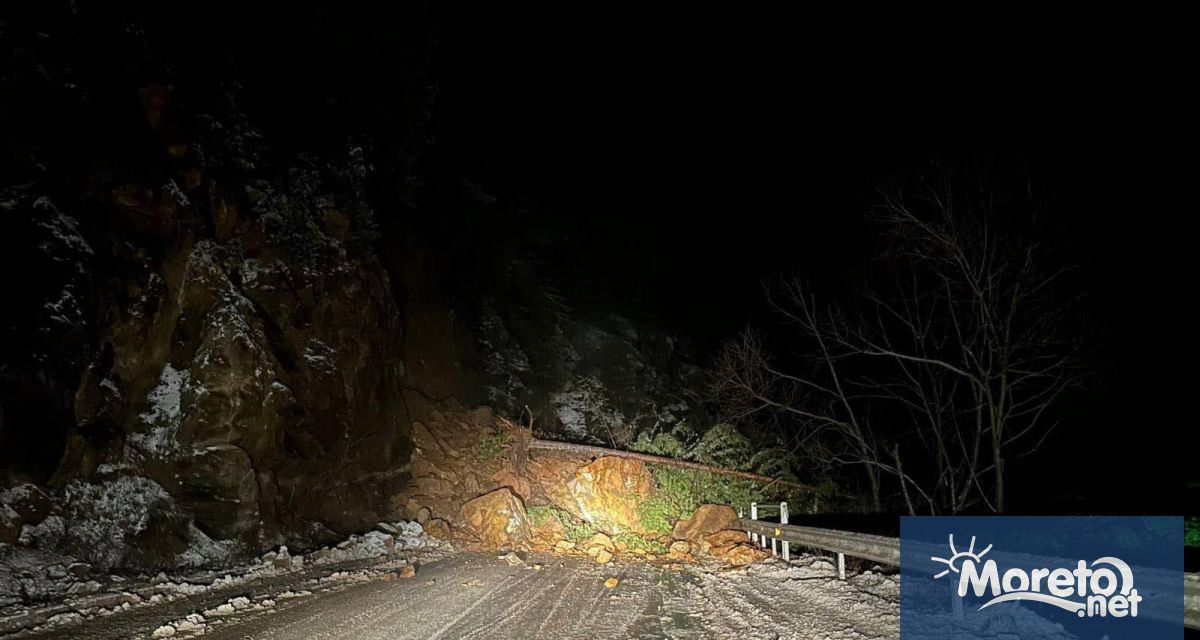 Паднала скална маса затвори пътя от Девин към Смолян в