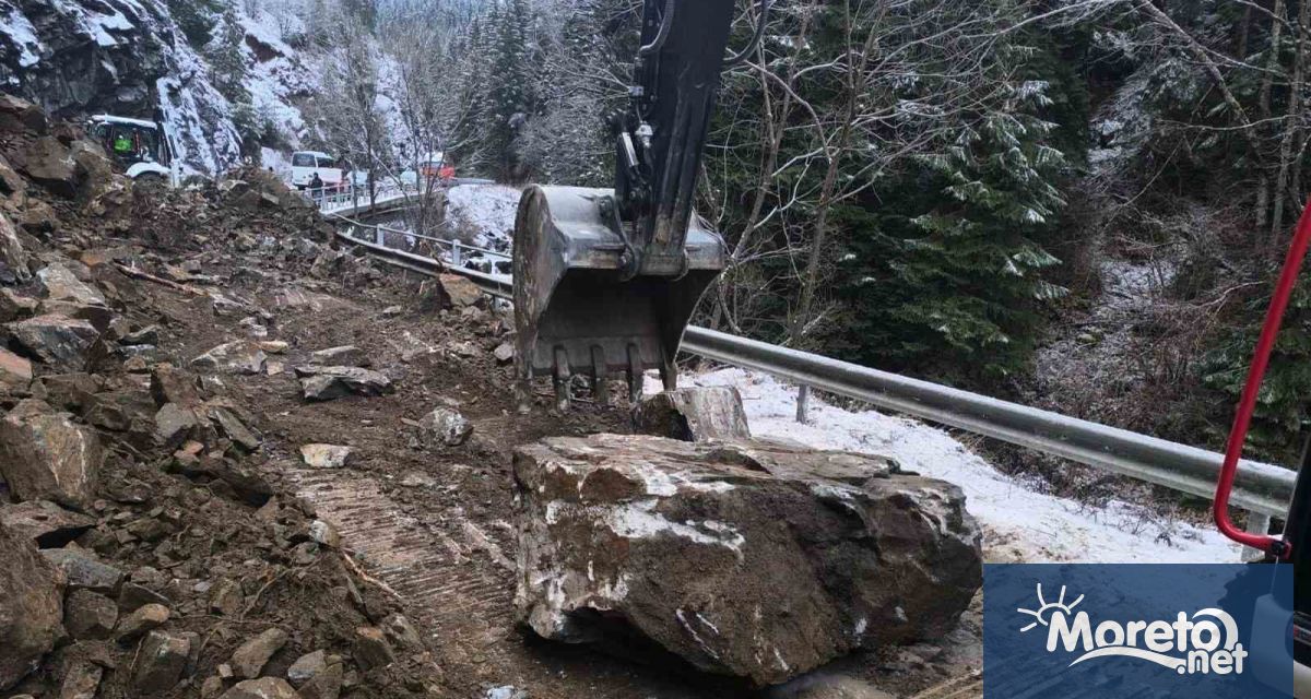 Седем машини и екипи на пътноподдържащата фирма работят по разчистването