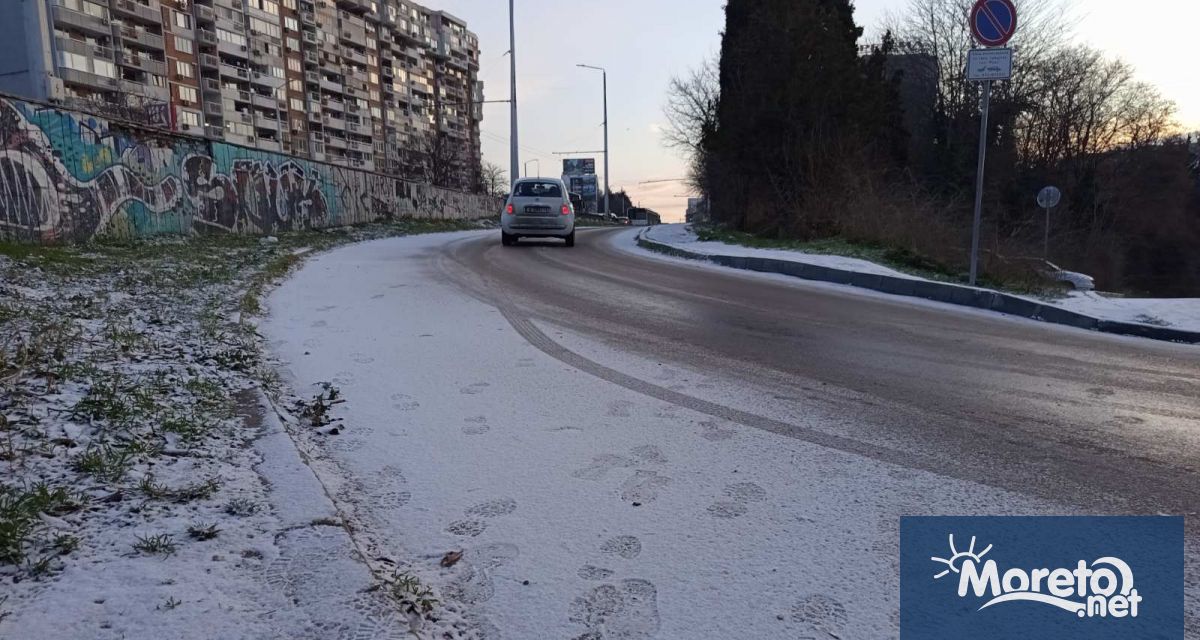 Има опасност от образуване на черен лед по пътищата в