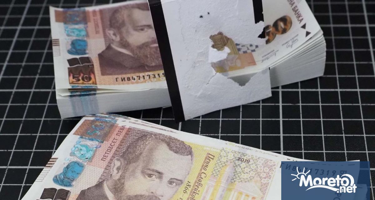 Трима мъже са задържани за притежание и разпространение на фалшиви