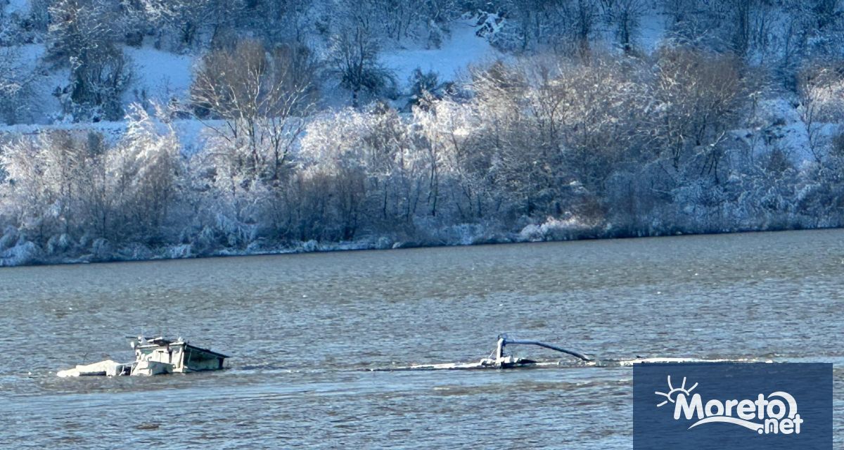 Баржа натоварена с 1133 тона азотни химически торове е потънала