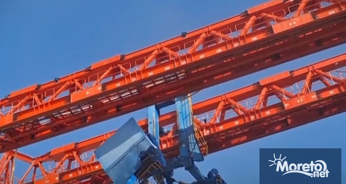 Поне 22 души са загинали след като строителен кран се