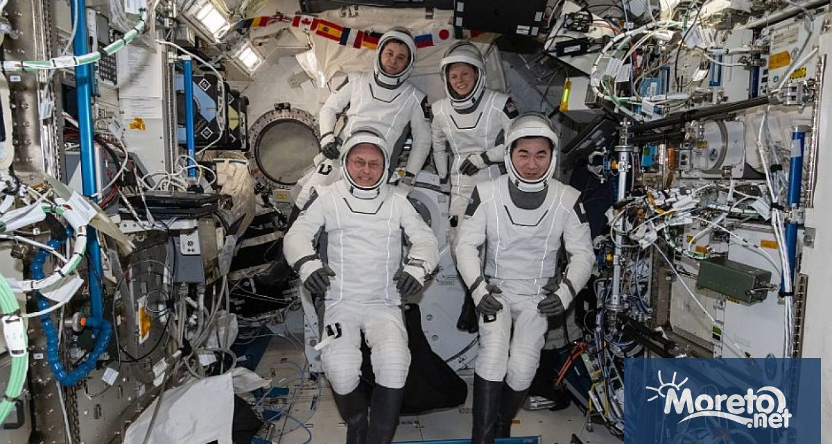 Четирима членове на екипажа на Международната космическа станция МКС напуснаха