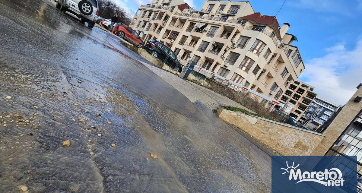 Част от варненския квартал Бриз бе наводнен днес заради спукан