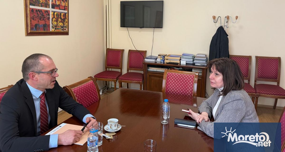 Омбудсманът Велислава Делчева и временно изпълняващият длъжността председател на Комисията