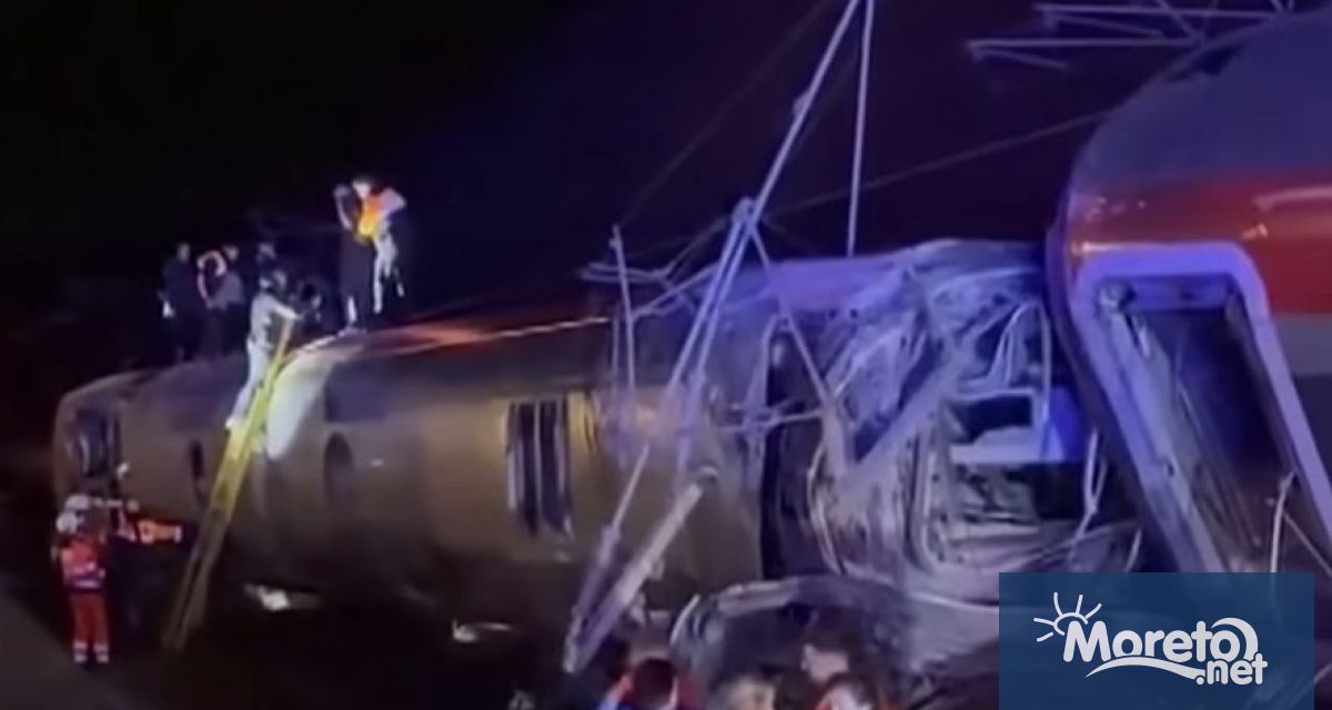 Най малко 39 души загинаха при сблъсък на влак в