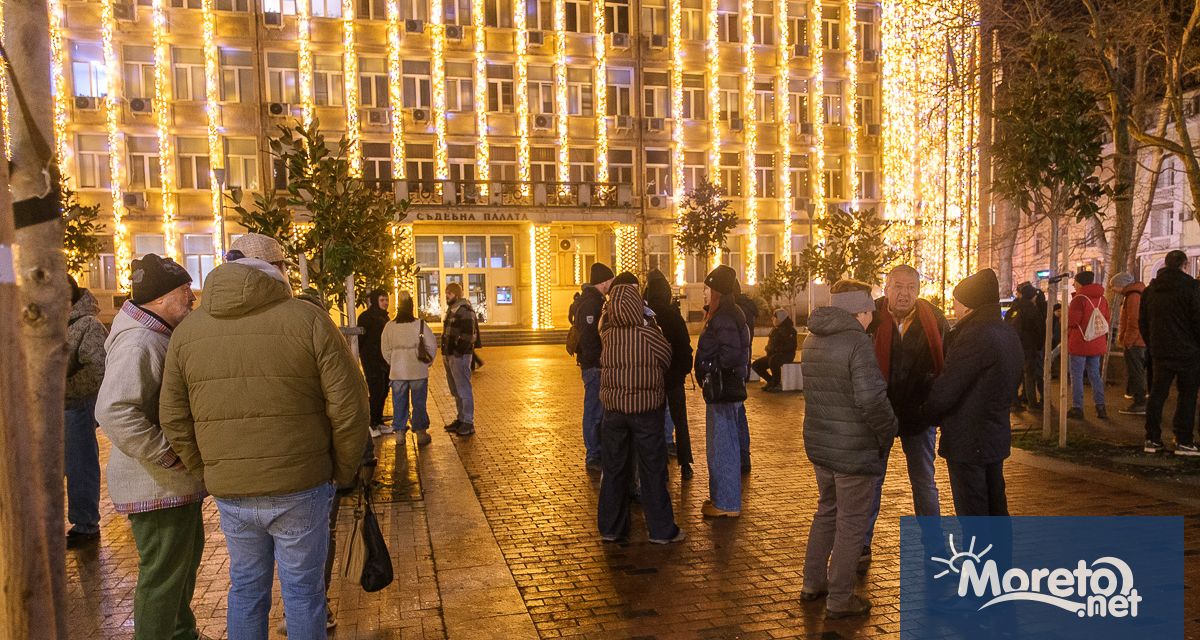 Десетки варненци се събраха снощи на площад Независимост в морската