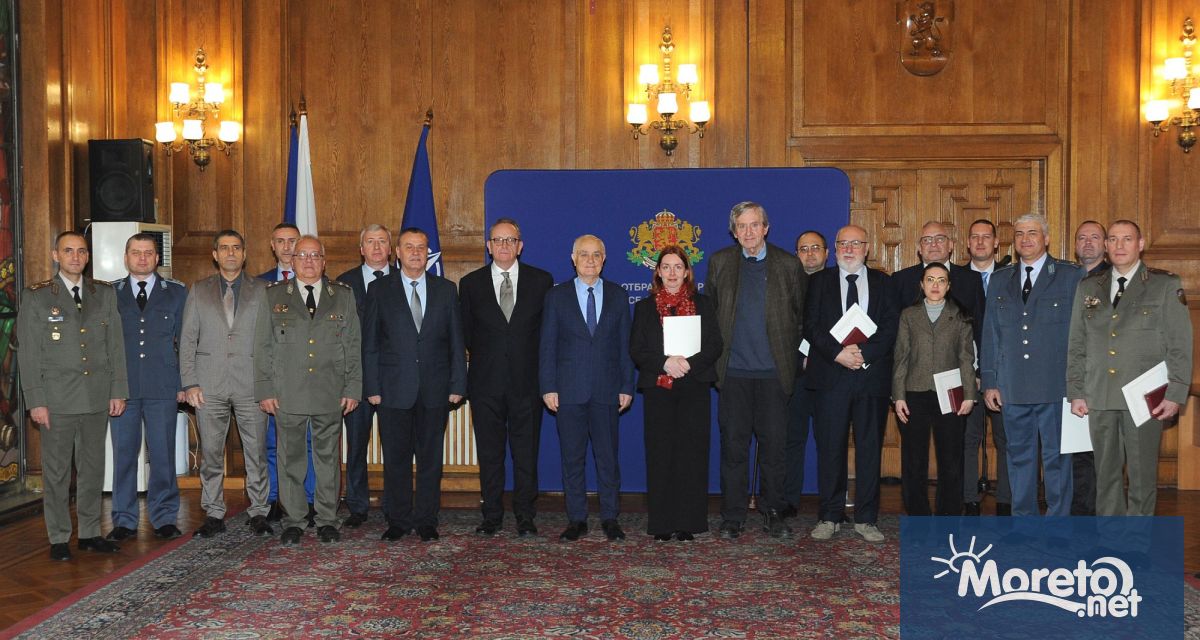 Учени и университетски преподаватели в областта на военноисторическата наука бяха