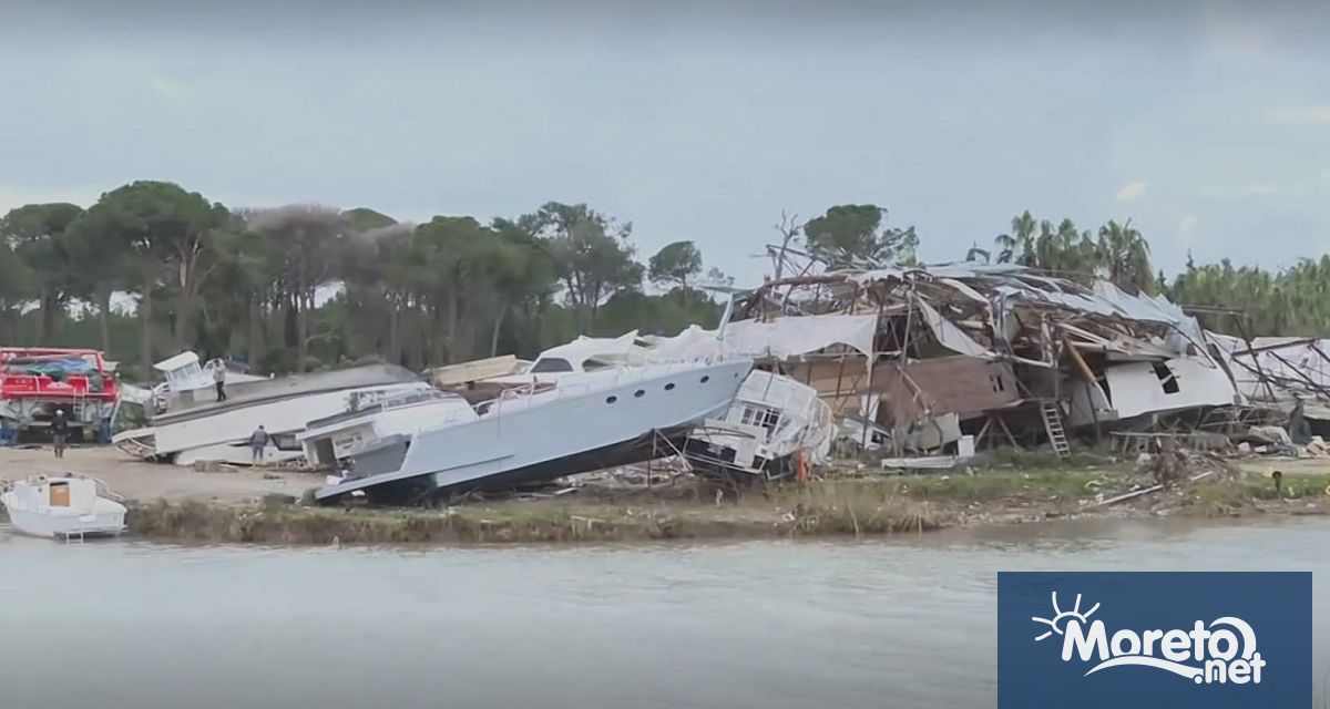 Силно торнадо засегна няколко района на Анталия причинявайки щети на
