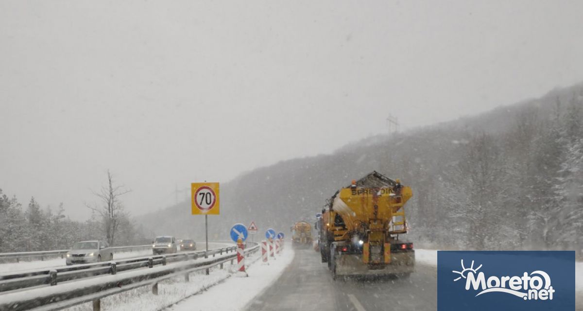 Над 515 снегопочистващи машини обработват настилките по републиканските пътища при