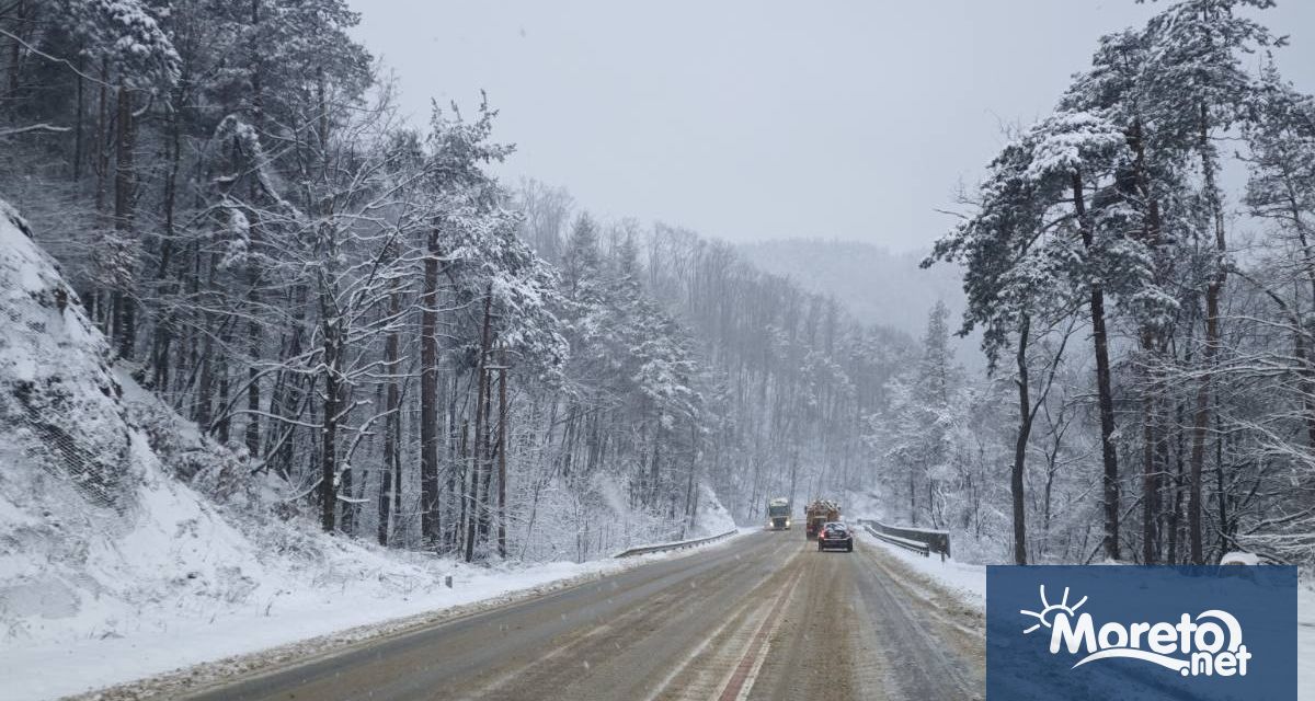 Над 1200 снегопочистващи машини обработват настилките по републиканските пътища Това