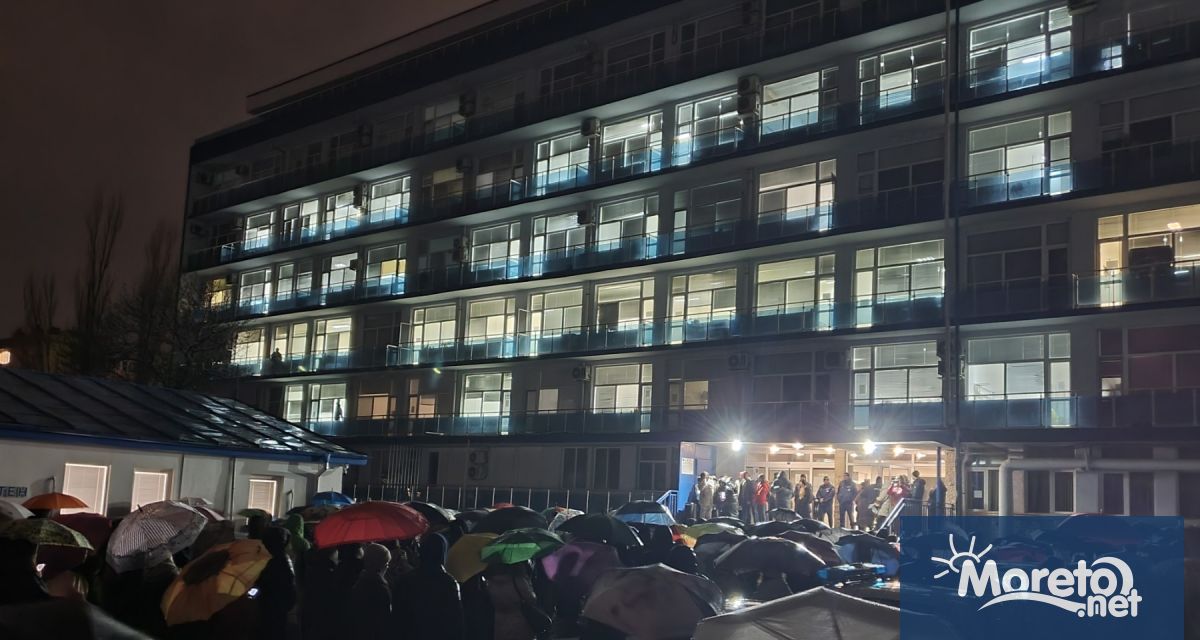 Въпреки дъжда граждани прииждат в подкрепа на работещите в отделението