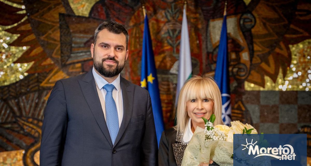 Примата на българската попмузика Лили Иванова получи почетния знак Златна