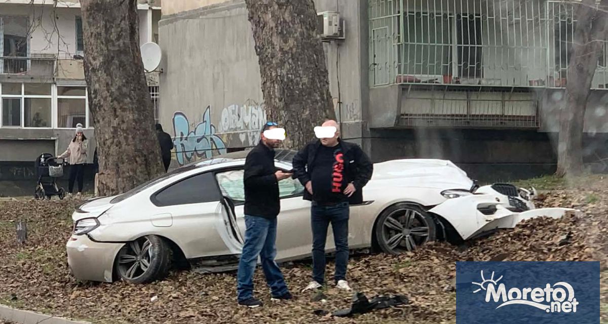 Лек автомобил излетя от пътното платно и се приземи край