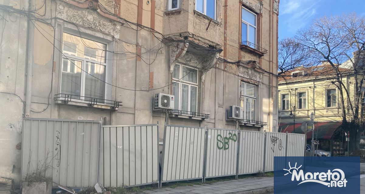 Пълен списък на оградените тротоарни площи около сгради недвижима културна