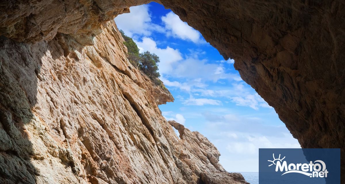 Известната природна формация Арката на влюбените на италианското крайбрежие се