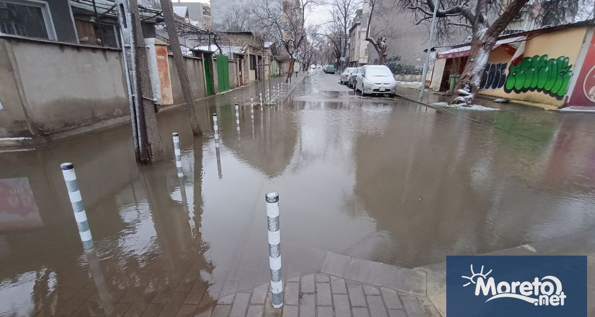 Множество сигнали за паднали дървета блокирани улици и наводнени помещения