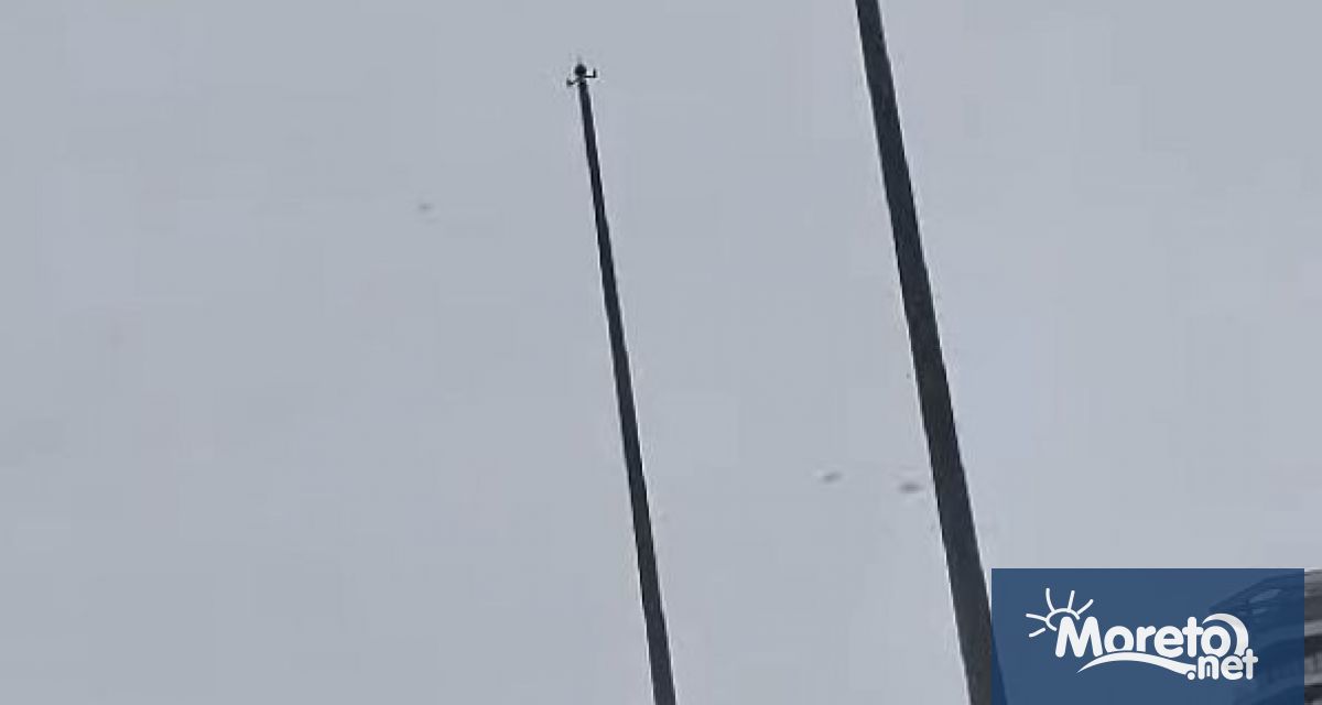 Поради силния вятър е установена нестабилност на пилона за знамена