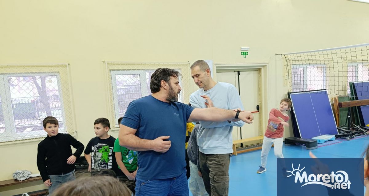 Доброволците от 4 клас на Детското полицейско управление към ОУ