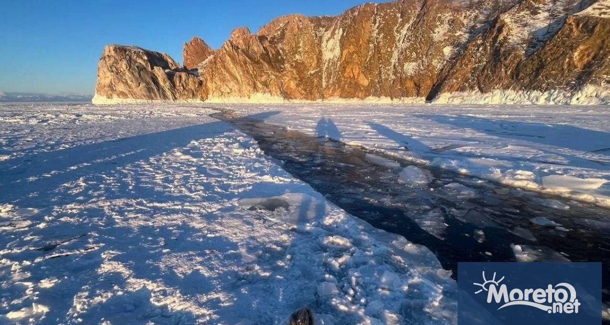 Осем души загинаха в езерото Байкал след като автомобил с