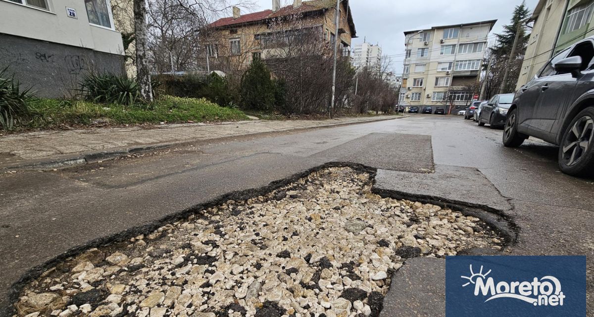 Сигнал за огромна и опасна дупка на ул Железни врата
