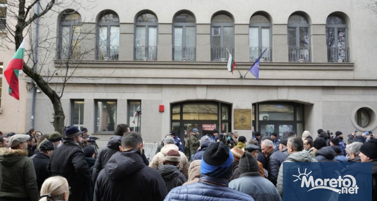 Протестиращи се опитаха да нахлуят в кабинета на главния прокурор