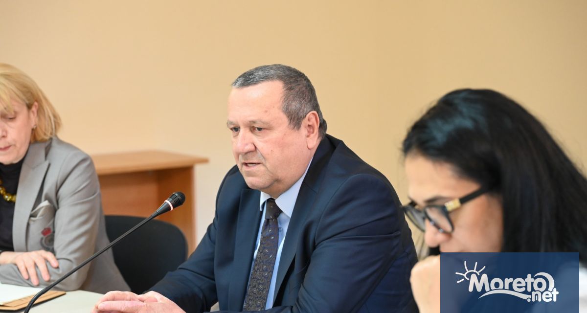 Служебният министър на труда и социалната политика Хасан Адемов и