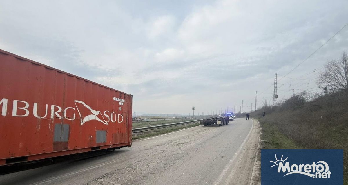 Ремарке на товарен автомобил на сметопочистваща фирма се е откачило