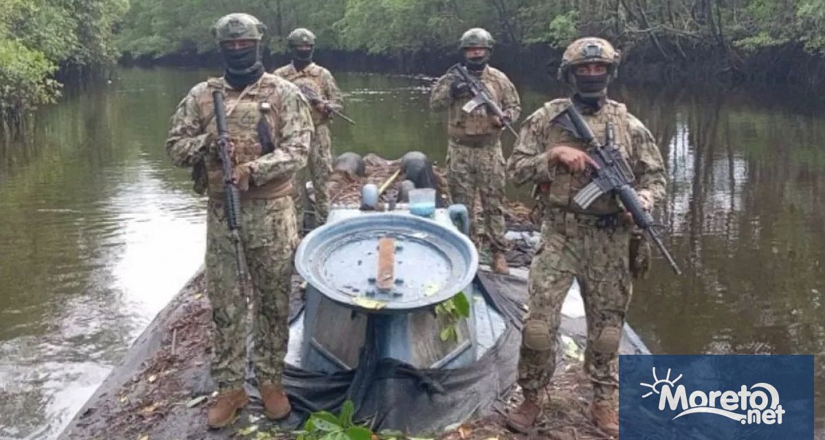 Еквадорските военни съобщиха че са иззели 35 метрова наркоподводница скрита в