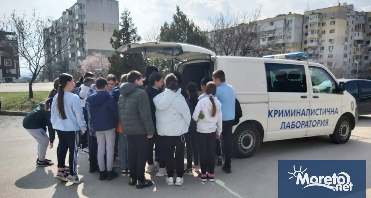 Ученици от 4 А клас на ОУ Стоян Михайловски в